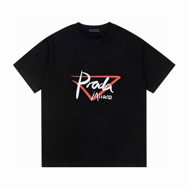 供 Prada普拉达 夏季最新休闲字母Logo短袖T恤 高品质 230克全棉面料 全网独家首发 百搭款细节处理完美 十分精致 原版面料 网红明星同款 高版本 高