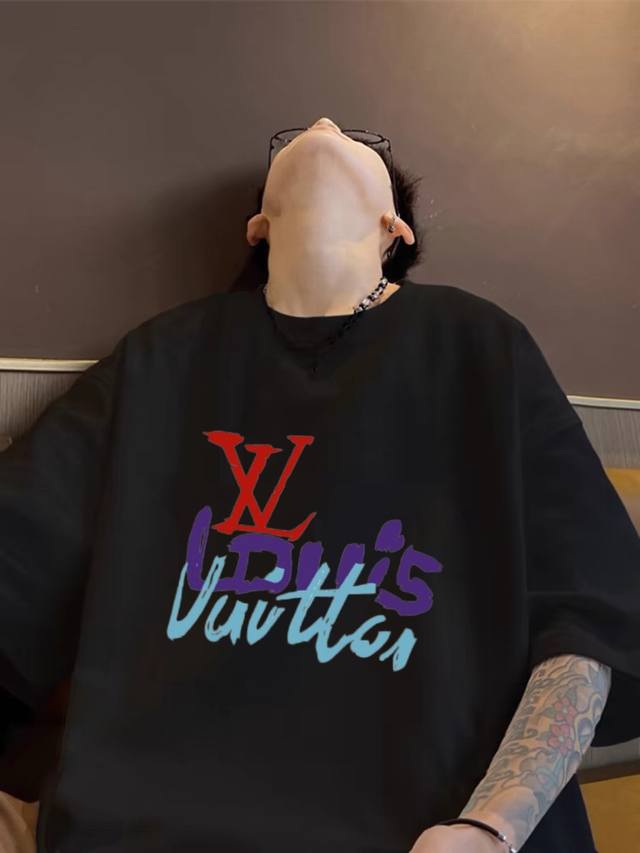 供 25Ss最新Louis Vuitton路易威登手绘涂鸦印花情侣款短袖T恤 面料采用优质纯棉面料！质感无敌！ 款式新颖，简约时尚！！当季必备单品 胸前手绘涂鸦