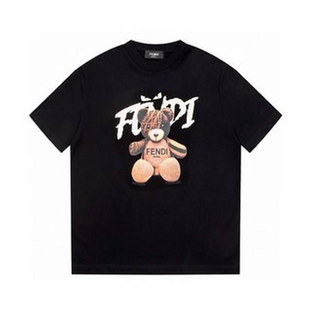 供 Fendi 芬迪早春Tshirt 德国进口机喷墨公仔情侣款 短袖T桖字母Logo+公仔印花 这一季的单品更加时尚 完美细节处理 经典Logo图案 上身超好看