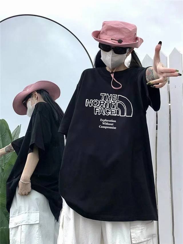 供 Tnf北面联名款专柜同步大Logo字母情侣款印花短袖T恤 采用230克定制精梳纯棉，三针五线做工，领口定制螺纹不变形，领口包包边条，肩膀处内里带压条，做工面