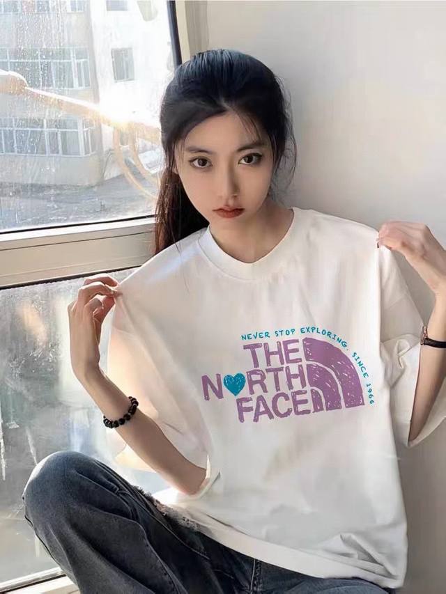 供 Tnf北面专柜同款情侣款爱心大Logo印花情侣短袖T恤 版型宽松，反复试版，多次调整，宽松舒适不显胖，上身效果绝对完美！男女都可以穿！情侣搭配效果更佳！ 高