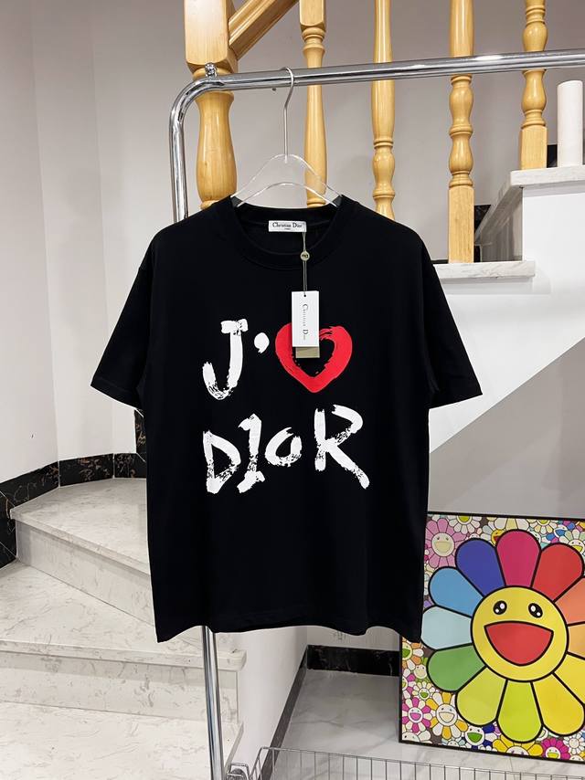 供 Dior迪奥手绘涂鸦520情侣限定短袖T恤 Dior官方同步 运用高温白墨喷绘工艺 耐机洗 耐高温 简单百搭 近期热度很高的爆款 230克纯棉面料 -吊牌