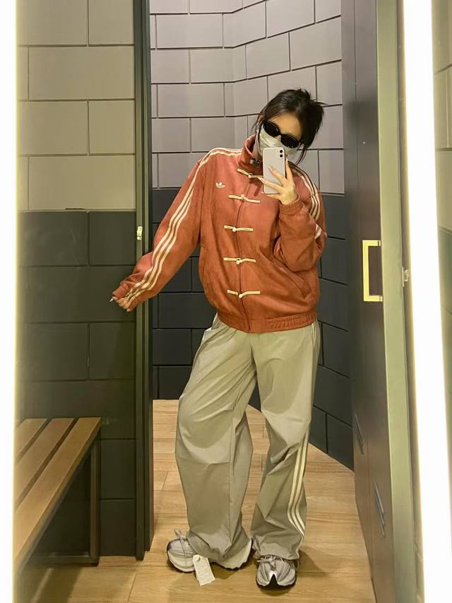 供 原单品质 门襟内里无针眼 0色差版本 米白色刺绣为灰色 Adidas 阿迪达斯 蛇年限定新款 原厂品质 三叶草 刺绣Logo麂皮绒面料 唐装盘扣外套 立领复