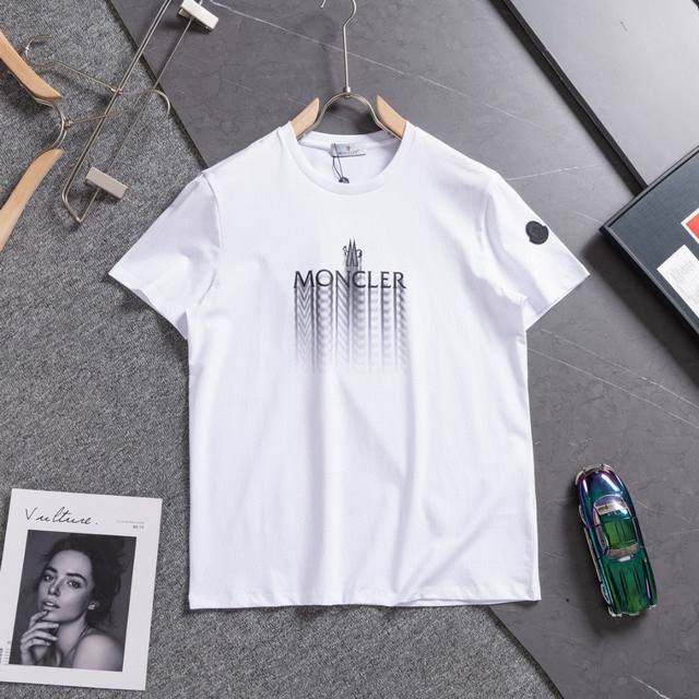 顶级版本 25新款蒙口Moncler盟可睐 春夏新品 男女情侣褪色标识棉质圆领短袖T恤 专柜同步高品质高版本！官网同步在售 男女同款 此款T恤以褪色效果诠释品牌
