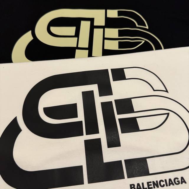 巴黎世家Balenciaga经典锁扣宽松字母印花情侣短袖 情侣同款 定织定染一致260G纯棉双纱面料 同缸零色差领口螺纹 四针六线工艺 面料舒适透气 机洗不变形