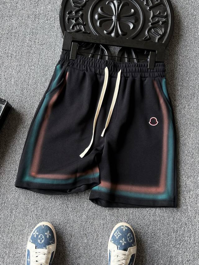 专柜顶级新品！ 人气爆款！Moncler 蒙口专柜新品彩虹条扎染长绒棉短裤！恒隆在售万元级，款号：9997 蒙口家今年最新新疆长绒棉面料！整条摸起来柔软细腻，高