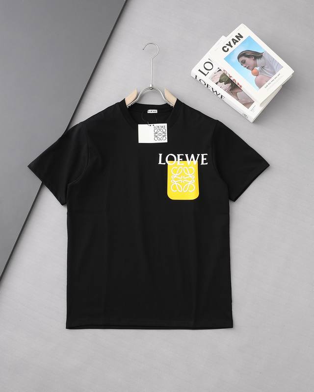 高品质 Loewe 罗意威口袋款印花硅胶新款T桖， 25Ss夏季新品，采用环保染料，硅胶凹凸贴片，无甲醛，无异味，对身体无危害， 采用32支260克双纱纯棉原版