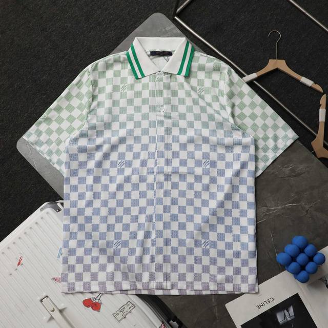 上新 顶级复刻 高端定制 Louis Vuitton 路易威登 新款桑蚕丝渐变撞色翻领休闲衬衫短袖T恤 - 颜色：拼色绿 - 购入原版开模打造，全套定制辅料，细