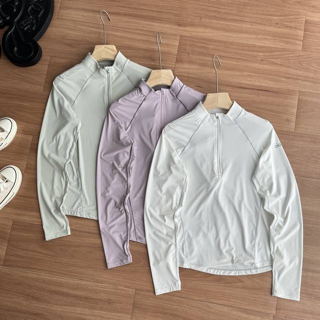 发 ！Alo新品 半拉链冰丝防晒衣清凉防晒，一衣解锁N种夏日时尚造型，炎夏将至，防晒是刚需，但更不想牺牲时髦度，Alo 全新冰丝防晒衣，为你的夏日穿搭注入轻盈灵