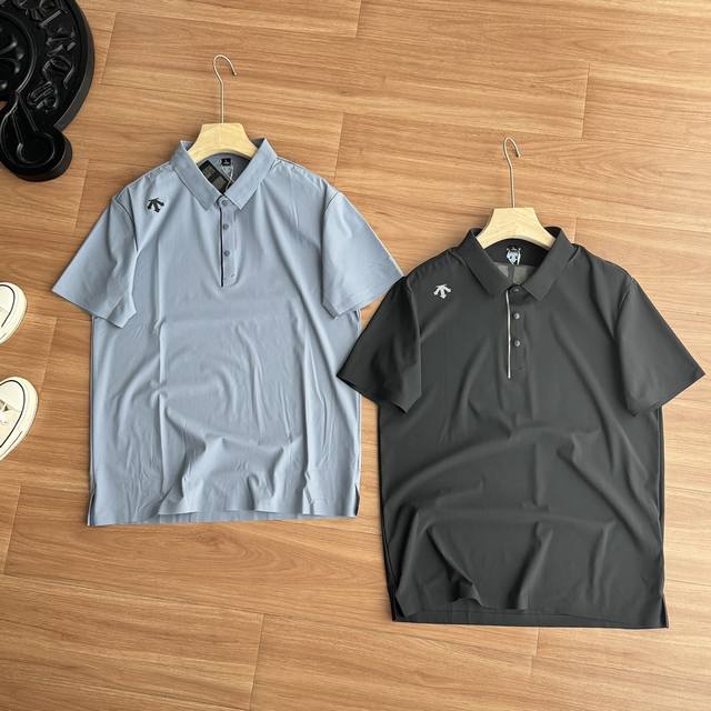 发 ，迪家男士运动休闲翻领速干短袖Polo衫，，夏日新风尚，简约更有型 速干质感Polo，眼前这份清爽与利落，正是夏日衣橱不可或缺的主角，经典翻领，恰到好处的得