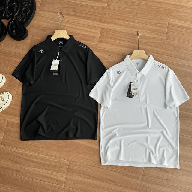 发 ，迪家男士运动休闲速干短袖Polo衫，两色齐发，烈日通勤 球场急转 咖，一拂即干 体感恒定26°C，经典翻领，恰到好处的得体，延续Polo衫的经典基因，温雅