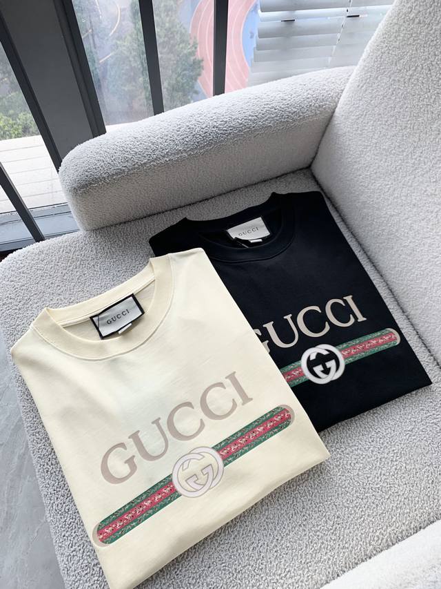 Gucci 春夏男女同款情侣款最新的贸易订单短袖T恤，面料：240克双纱高密度纯棉面料 - 工艺: 整件衣服采用精密压花工艺 - 男女同款均可驾驭 - 尺码：