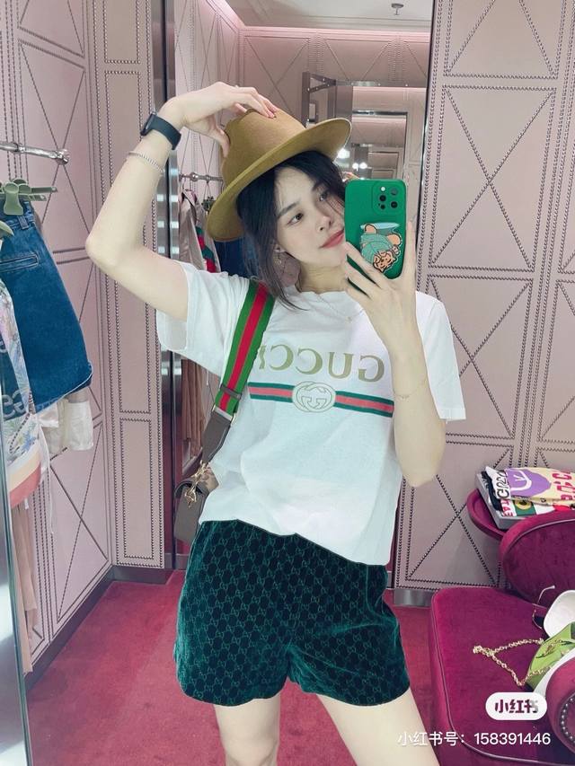 Gucci 古驰经典横杆腰带Logo印花短袖 面料：240克双纱高密度纯棉面料 - 工艺: 整件衣服采用精密压花工艺 - 男女同款均可驾驭 - 尺码： M L
