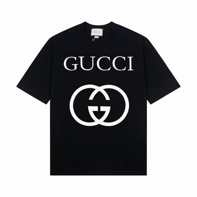 Gucci 古驰 经典款Logo图案印花圆领短袖T恤 -面料：240克双纱高密度纯棉面料 - 工艺: 整件衣服采用精密压花工艺 - 男女同款均可驾驭 - 尺码：
