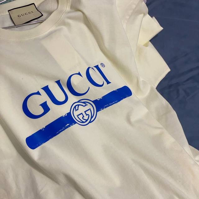 Gucci古驰 Ss新款”蓝色双G腰带情侣休闲短袖T恤 面料：240克双纱高密度纯棉面料 - 工艺: 整件衣服采用精密压花工艺 - 男女同款均可驾驭 - 尺码：