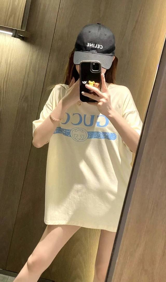Gucci双G镂空飞翼情侣款字母重工短袖T！宽松版型！气质奶油色！ 面料：240克双纱高密度纯棉面料 - 工艺: 整件衣服采用精密压花工艺 - 男女同款均可驾驭
