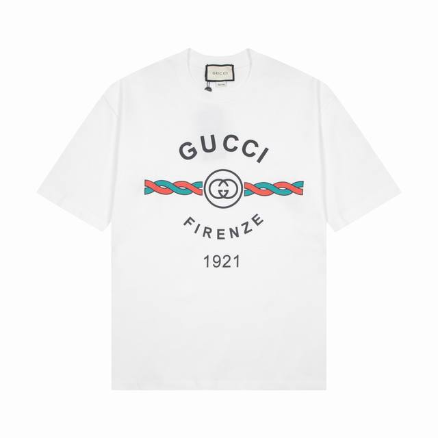 Gucci 古驰 Firenze 1921系列字母数字印花圆领短袖T恤 -面料：240克双纱高密度纯棉面料 - 工艺: 整件衣服采用精密压花工艺 - 男女同款均