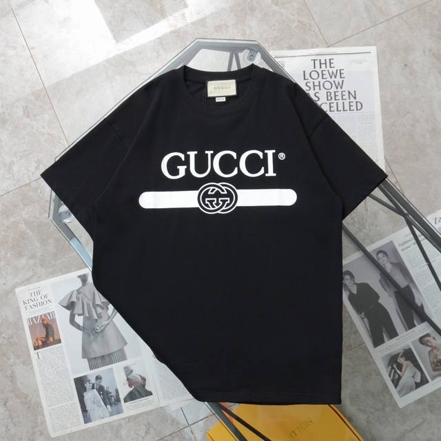 Gucci 古驰 经典黑白双G印花休闲短袖T恤 - 面料：240克双纱高密度纯棉面料 - 工艺: 整件衣服采用精密压花工艺 - 男女同款均可驾驭 - 尺码： M