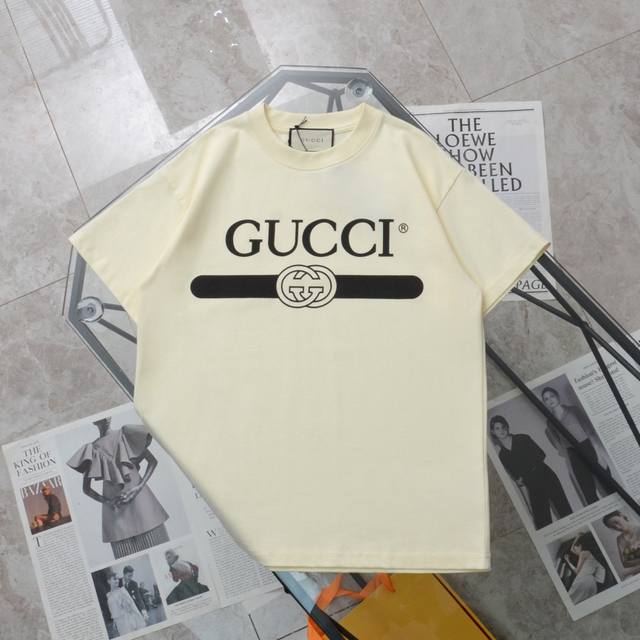 Gucci 古驰 经典黑白双G印花休闲短袖面料：240克双纱高密度纯棉面料 - 工艺: 整件衣服采用精密压花工艺 - 男女同款均可驾驭 - 尺码： M L Xl