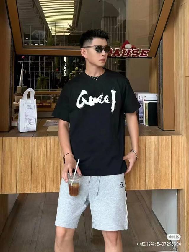 Balenciaga X Gucci联名涂鸦印花圆领短袖T恤 面料：240克双纱高密度纯棉面料 - 工艺: 整件衣服采用精密压花工艺 - 男女同款均可驾驭 -