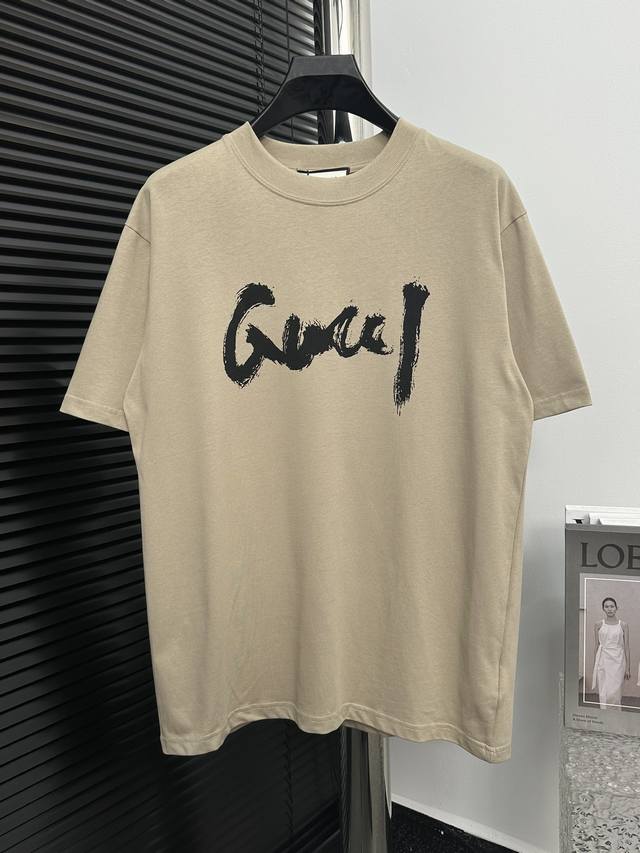 Gucci&巴黎 联名 早春系列高克重短袖面料手感细腻，面料：240克双纱高密度纯棉面料 - 工艺: 整件衣服采用精密压花工艺 - 男女同款均可驾驭 - 尺码：