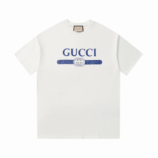 古驰Gucci经典Logo印花短袖T恤 Logo标识精致升级，灵感源自八十年代复古 面料：240克双纱高密度纯棉面料 - 工艺: 整件衣服采用精密压花工艺 -