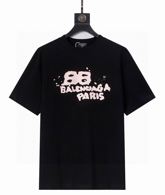 Balenciaga 巴黎世家 涂鸦印花短袖，小红书热门爆款｜明星网红同款穿搭 1面料采用220克纯棉双纱面料 柔软亲肤、透气性强，定位裁剪工艺Oversize