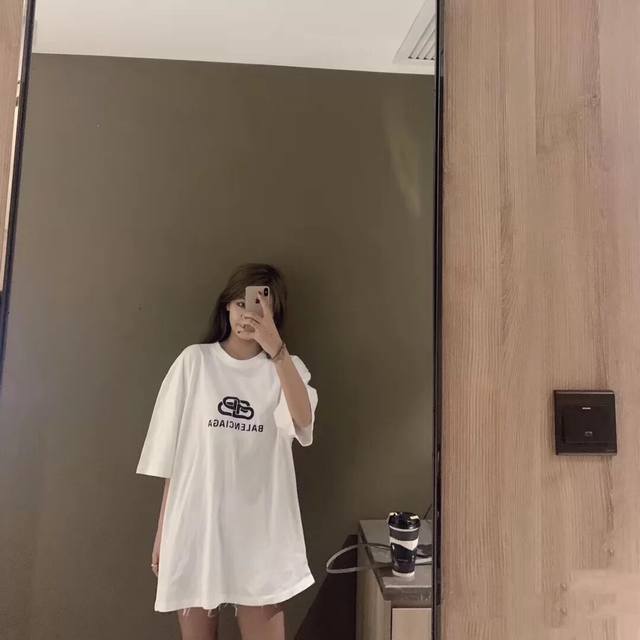 Balenciaga巴黎世家锁扣印花T恤 精梳全棉面料 手感舒适 上身有型 透气 质感超赞 好看到没朋友 男女同款 搭配情侣 不调身百搭 锁扣低调奢华还不失年轻