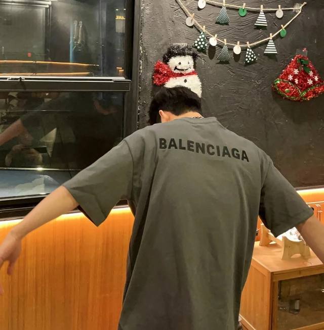 Balenciaga 巴黎世家经典前后字母短袖 这件衣服设计很特别 宽松版型好穿好搭配 前面印花好看 颜色也 穿起来很酷感的短袖 衣柜里无法拒绝的宝藏单品 灰绿