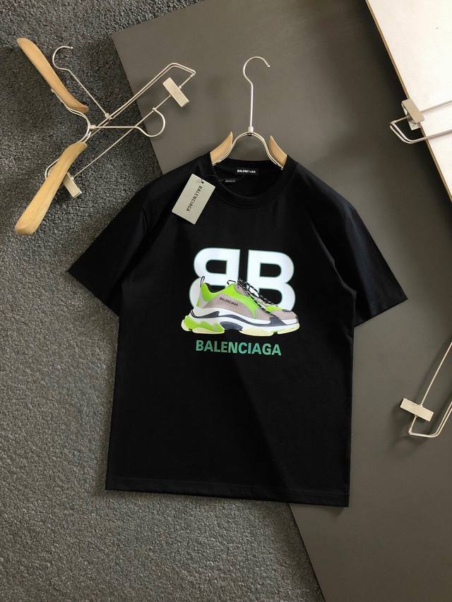 Balenciaga巴黎世家 23春夏最新最顶级版印花元素老爹鞋Logo 字母短袖，简单耐看的设计 Is 剪裁宽松风格 男女同款 情侣款 Oversize版型