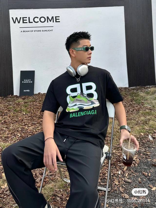 巴黎世家老爹鞋短袖 新款双B老爹鞋短袖 T 恤 专柜同步在售 双B老爹鞋印花搭配经典的Oversized版型！ 简单耐看的设计 Is 剪裁宽松风格 男女同款 情