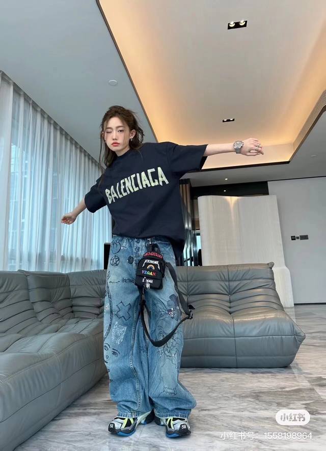 Balenciaga巴黎世家 黄胶带复古标语短袖T恤 采用230克双纱面料， 抖音 小红书 爆款 简单耐看的设计 Is 剪裁宽松风格 男女同款 情侣款 Over