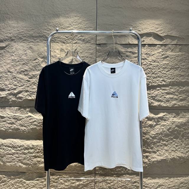超高流量 顶级版本 Nike X Acg 24Ss三角小标刺绣短袖，夏日潮流新宠！ 嗨，小伙伴们！ 夏日炎炎，是不是正在寻找一款既时尚又舒适的短袖呢？今天就来给