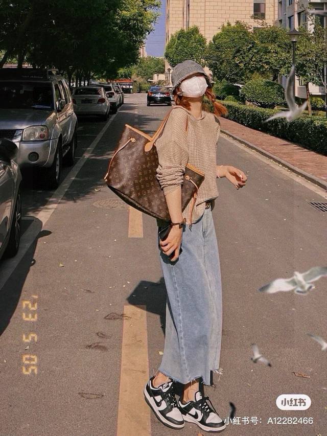 Lv Neverfull 子母购物袋 被称为“每个女人都该拥有”经典著作 大容量的设计，作为妈咪包和出差旅游必备神器 骨灰级产物，经典到无可复制，非常耐看百搭的