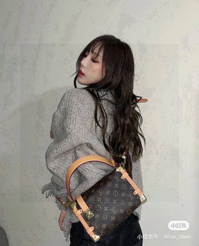Lv Side Trunk 软盒子 谷爱琳在走秀的时候，手里这款软盒子是整场关注度最高的包 搭配经典老花和可拆卸的两条肩带 实现了单肩、腋下、斜挎、手提多种背法