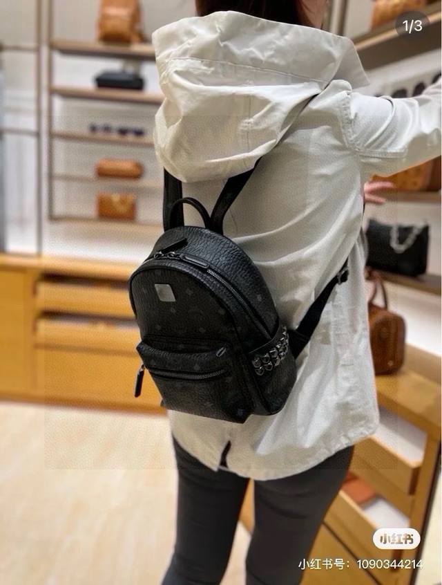 小号 中号 Mcm双肩包黑色 这款绝对是Mcm的宝藏款，红遍大江南北，试问谁人不知谁人不晓？ 这款包采用的是经典的Visetor材质，非常耐磨耐用 两侧各有14