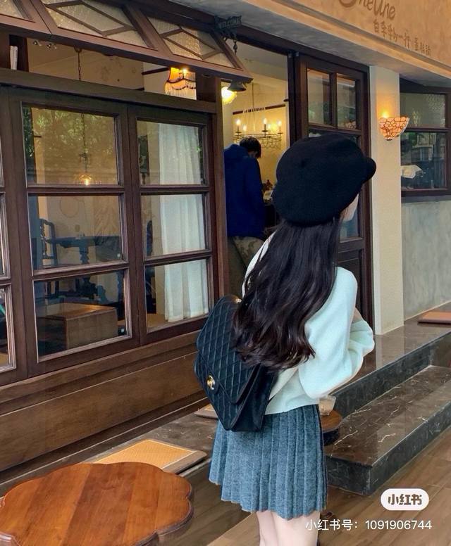 Chanel 香奈儿22K球纹皮双肩包 太爆炸了！Chanel 22K 真的太太太好看了！ 全网都在溢价，受宠爱的程度有目共睹 四四方方的包型，搭配顶部的小把手