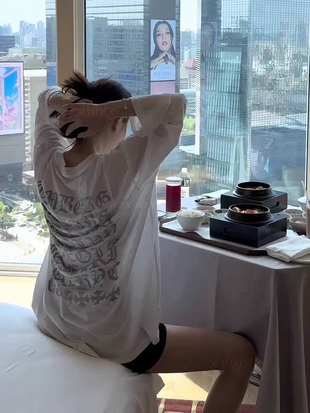 夏日防晒穿这件 奶呼呼的又纯又欲～