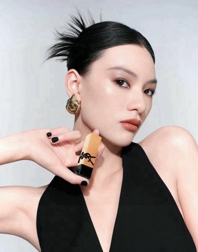 Ysl缪斯Nm 高定版Ysl新品浮雕Nm 裸缪斯 秋冬”裸色“就是Yyds完全不挑皮很百搭～带点黄色调调复古感直接拉满！是黄皮也能轻松驾驭的一支！