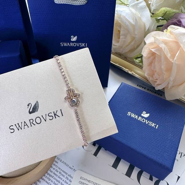 特价 不退换 卖完下架最新款Swarovski 施华洛世奇哈萨姆只手女士玫瑰金色手链 百年品质 神秘魅力 浪漫璀璨 这由镀玫瑰金色打造的魔手造型 钻石闪闪发光