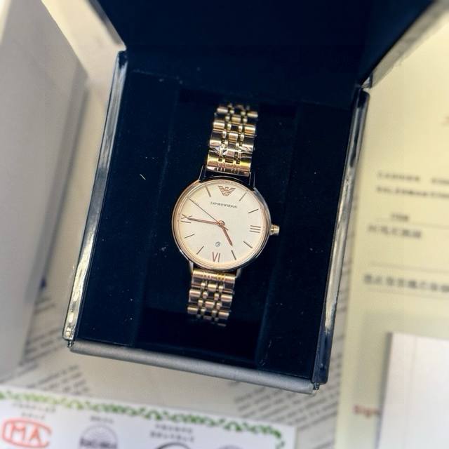 阿玛尼女表金白色 Emporioarmani 经典时尚休闲石英女表，满钻设计 在不同角度不同光线下会呈现出不同色彩，优雅璀璨水钻搭配，低调奢美，气质不凡，流畅表