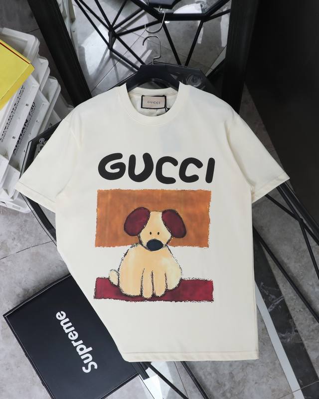 供 实拍图 古驰 Gucci限定款小狗印花圆领短袖 款号：365 原版面料官方同款短袖T恤 定制280 克同缸染面料手感非常舒服 春夏最新砖柜同步时尚又个性超级