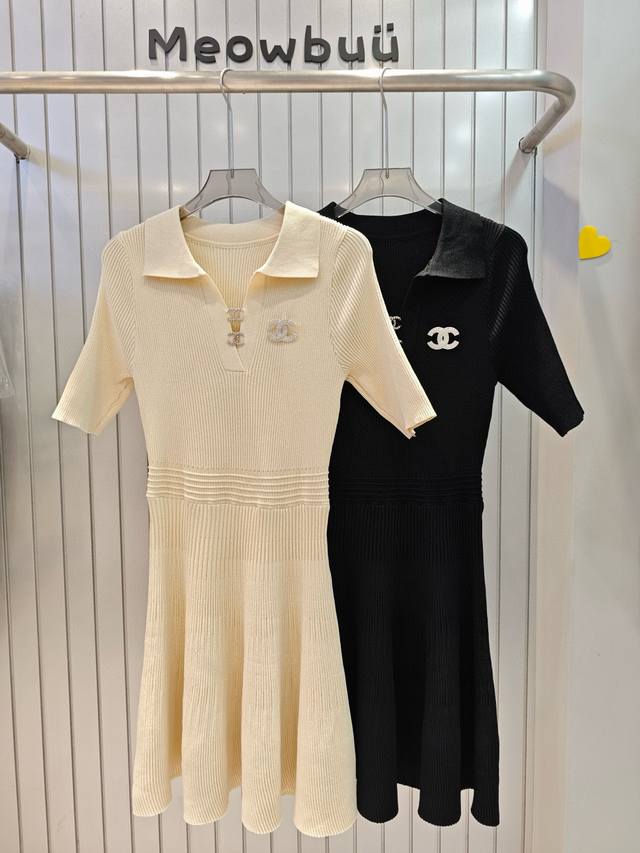 Chanel香奈儿小香手缝定制双C翻领针织短袖连衣裙配胸针 款号：25670106459 颜色：卡其色 黑色 尺码：均码 80- 斤