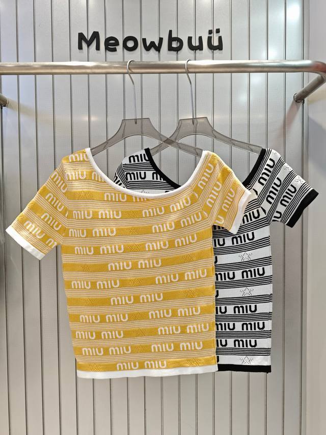 Miumiu缪缪字母提花五角星镂空条纹斜肩针织短袖 款号：25670106454 颜色：黄色 白色 尺码：均码 80-120斤