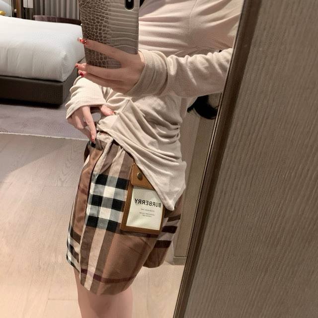 Burberry 巴宝莉Bbr定制字母皮口袋对格剪裁抽绳松紧腰格子短裤 款号：25670506448 颜色：咖色 尺码：Sml S码80-95斤 M码95- 斤