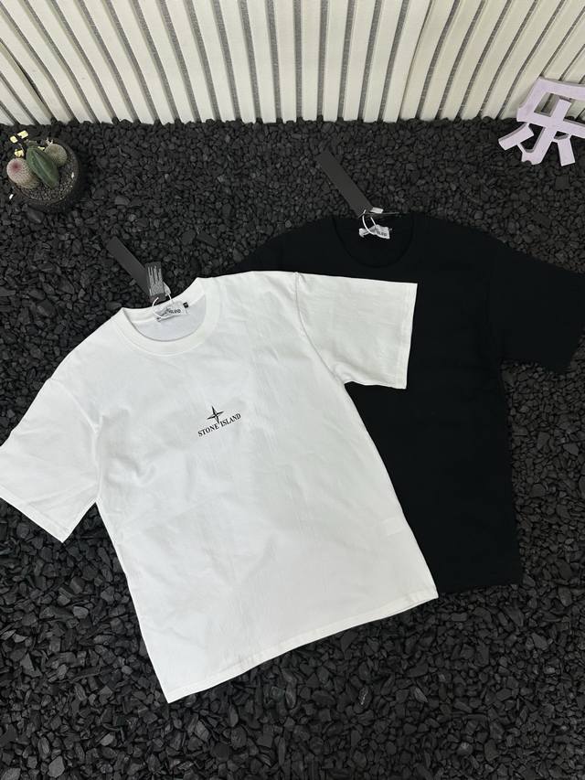 石头岛 Stone Island新后背圆盘Logo情侣款短袖T恤，这件简直万能百搭之王 黑色百穿不腻 背面比正面还要Cool的，你值得拥有绝佳夏季穿搭必备单品