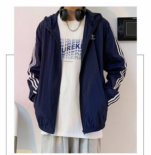 三叶草25Ss新款高品质防晒衣 硅胶版本 ！ 衣服版型宽松 细节完美 采用梭织面料耐磨耐脏 立体裁剪宽松版型 进口硅胶标反复水洗不会开裂脱落，男女同款情侣款 颜