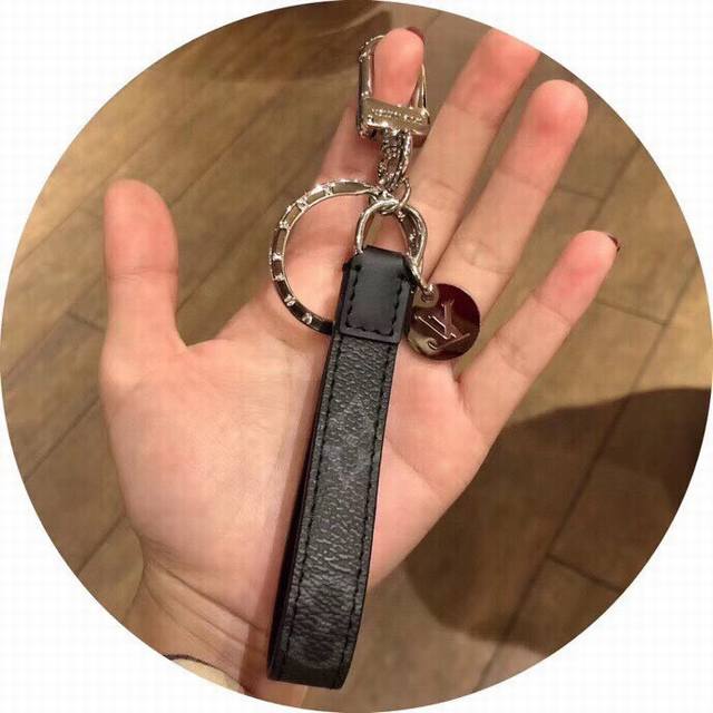 Lv路易威登四色钥匙扣 意大利专柜购入1:1复刻 代购版本 316钛钢匠心打造，对版专柜，经久耐用。钥匙扣Logo彰显金属匠艺与品牌经典标识的融合。标志性花色帆