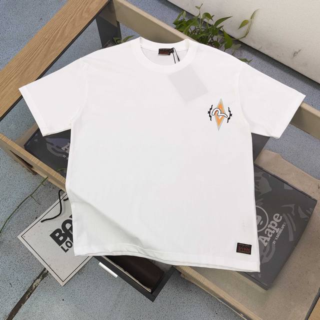 上新 款号：F692 2025新款Evisu福神菱形不倒翁图案Logo字母印花休闲情侣短袖T恤，经典永远不会过时、人手必备款，230G纯棉精梳棉不起球不起毛，上