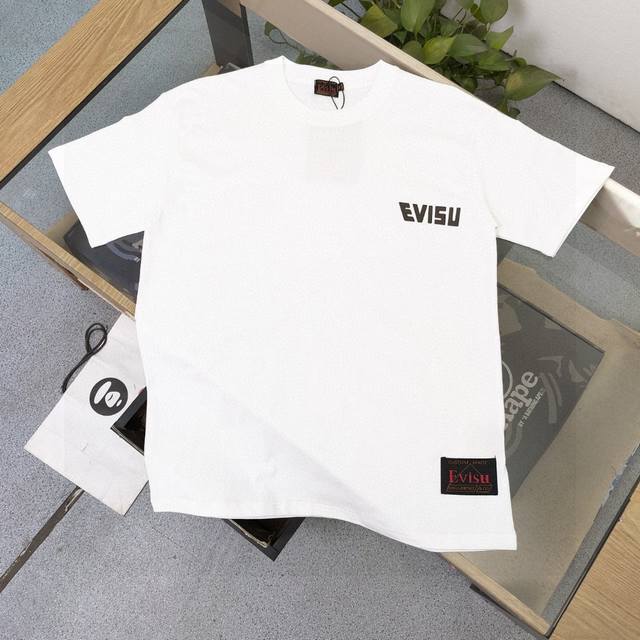 上新 款号：F621 2025新款Evisu福神达摩手指勋章图案字母印花休闲情侣圆领短袖T恤，经典永远不会过时、人手必备款，230G纯棉精梳棉不起球不起毛，上手